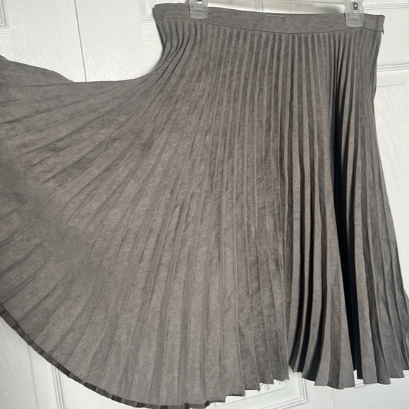 Suede pleated Skirt - Picture 4 of 9